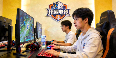 开运电竞旗下青年战队在训练室中专注训练的场景